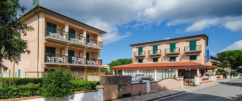 das Hotel Villa Etrusca am Sandstrand von Marina di Campo